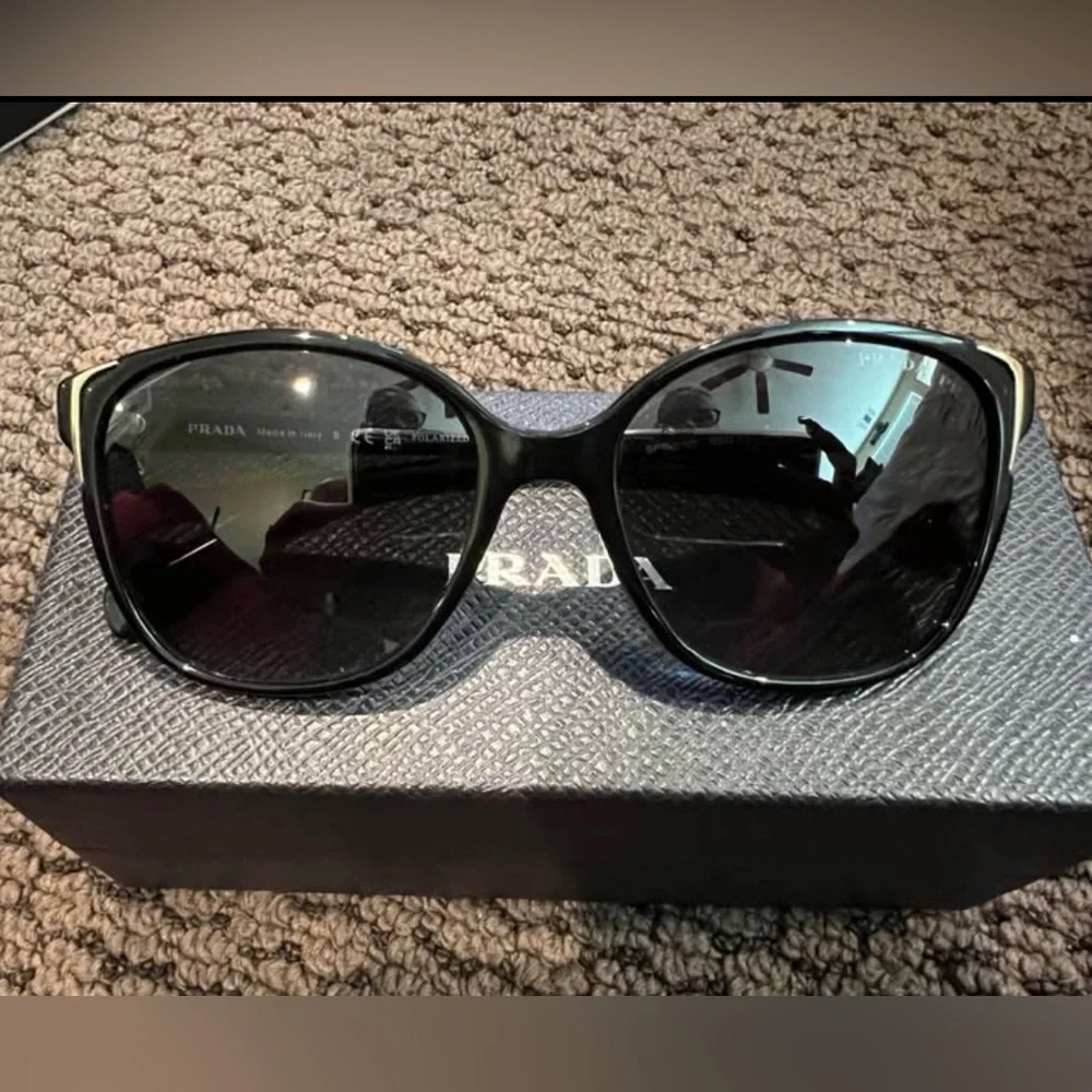 Prada Elegant Black Sunglasses for Women Style SPR 010 - Picture 1 of 8